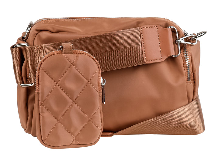 Bolso de hombro color beige con diseño acolchado en forma de diamantes y cierres metálicos.