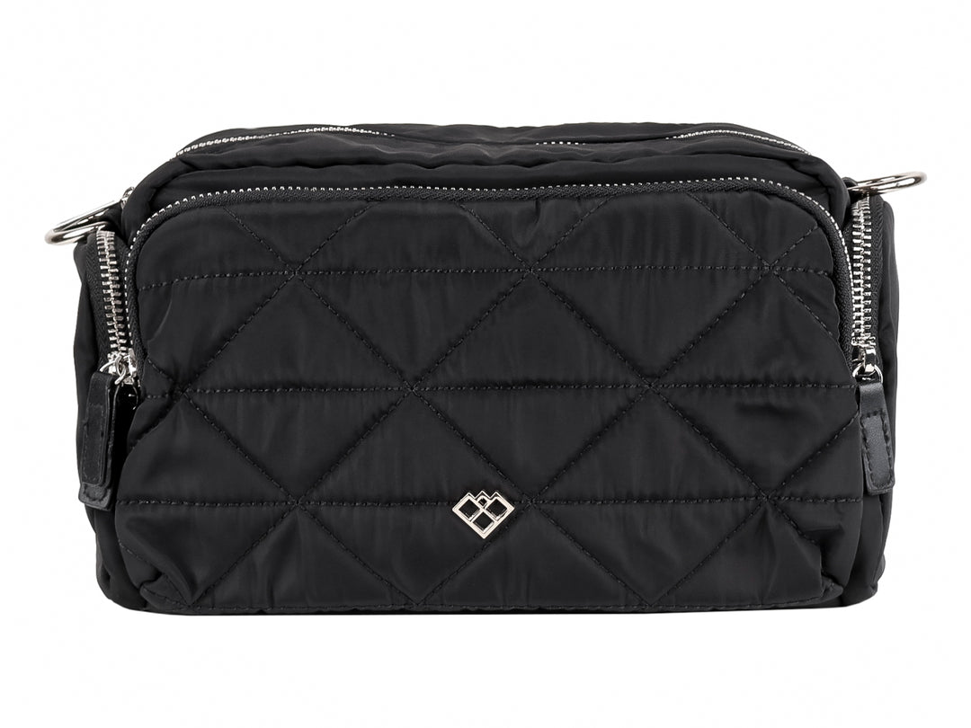 Bolso de hombro color negro con diseño acolchado y cierres metálicos laterales.