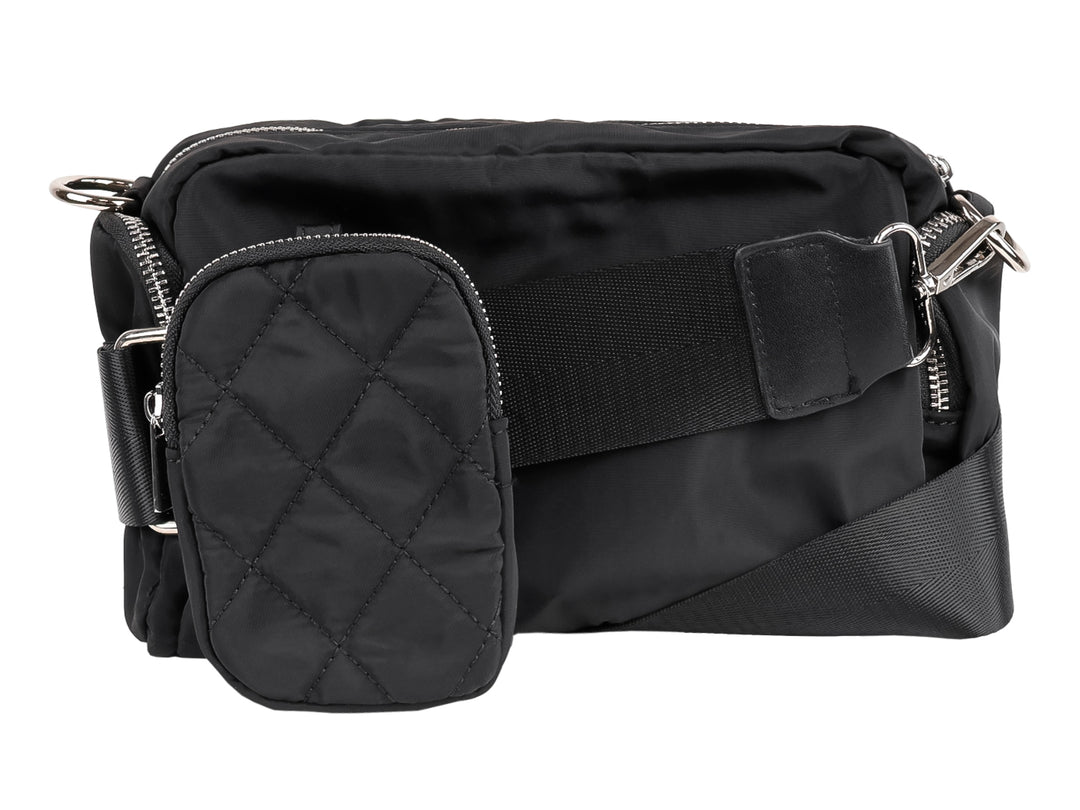 Bolso de hombro color negro con diseño acolchado y cierres metálicos laterales.