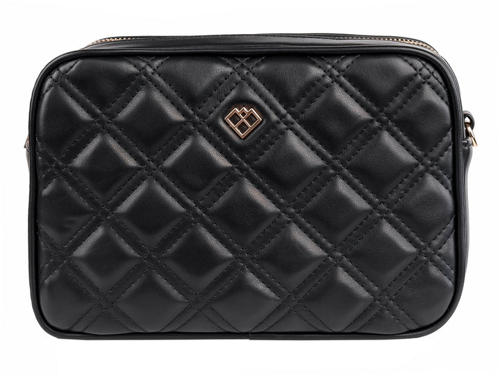 Bolso negro acolchado de forma rectangular con cierre superior y detalle metálico central.