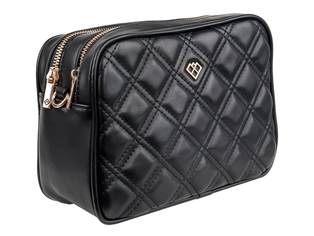 Bolso negro acolchado de forma rectangular con cierre superior y detalle metálico central.