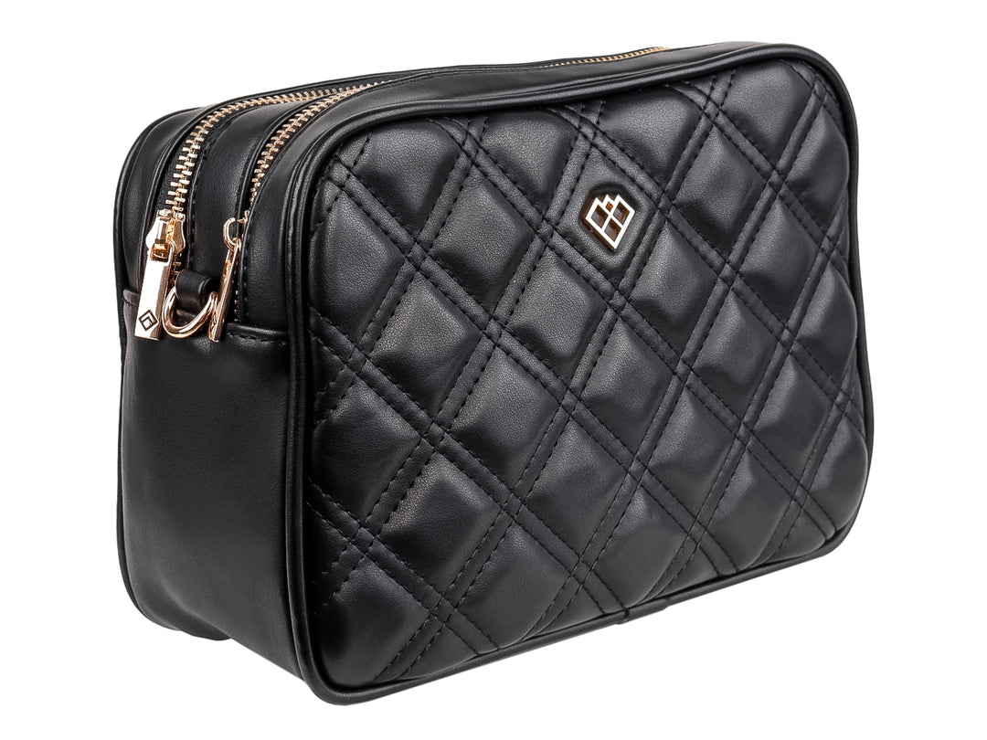 Bolso negro acolchado de forma rectangular con cierre superior y detalle metálico central.