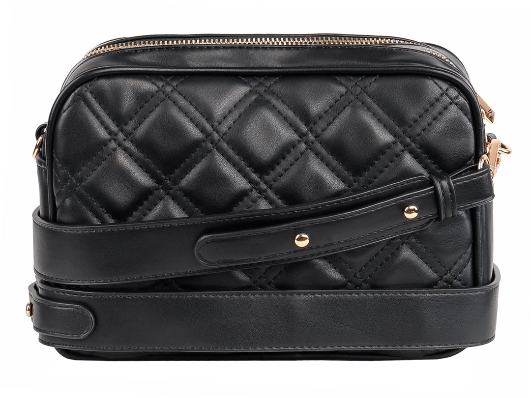 Bolso negro acolchado de forma rectangular con cierre superior y detalle metálico central.