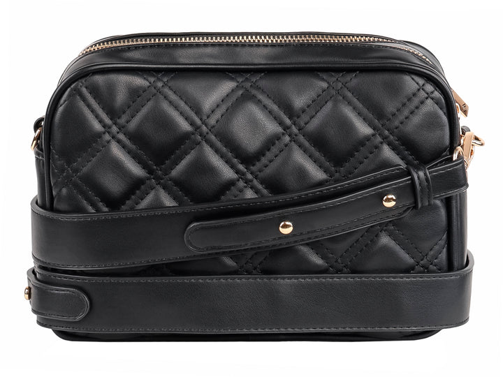 Bolso negro acolchado de forma rectangular con cierre superior y detalle metálico central.