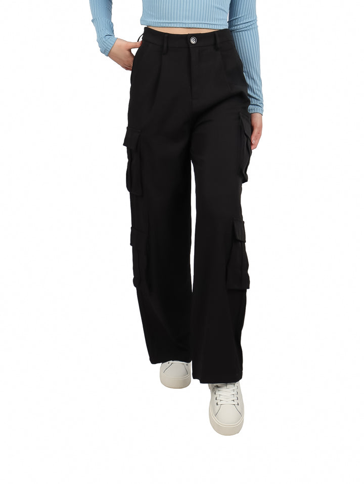 Pantalón cargo color negro para mujer con bolsillos laterales y corte ancho.