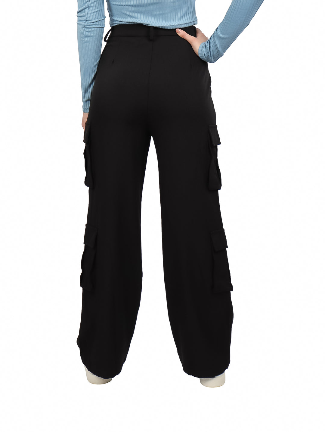 Pantalón cargo color negro para mujer con bolsillos laterales y corte ancho.