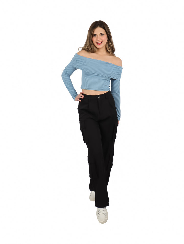 Pantalón cargo color negro para mujer con bolsillos laterales y corte ancho.
