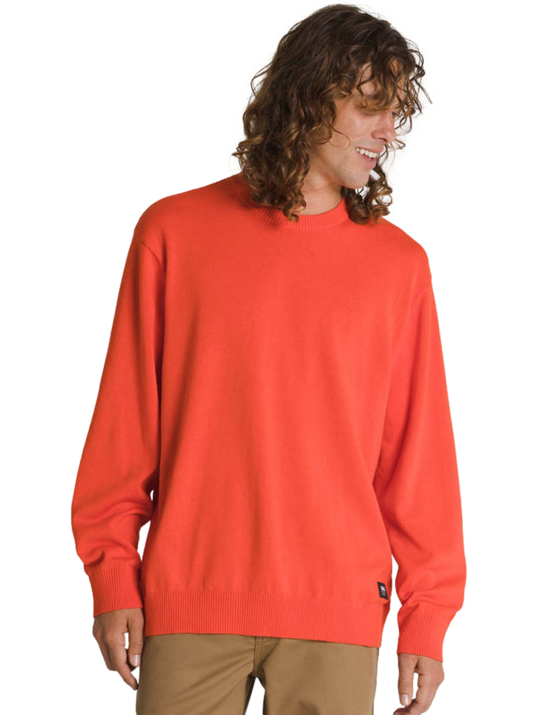 Hombre usando un suéter color naranja fiesta de manga larga y cuello redondo de la marca Vans.
