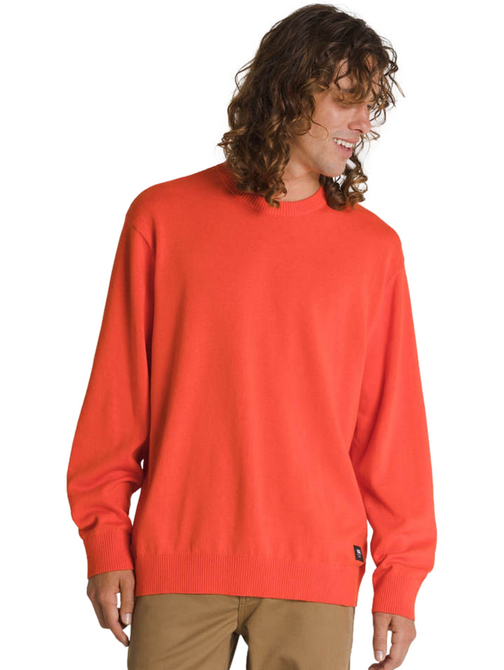 Hombre usando un suéter color naranja fiesta de manga larga y cuello redondo de la marca Vans.