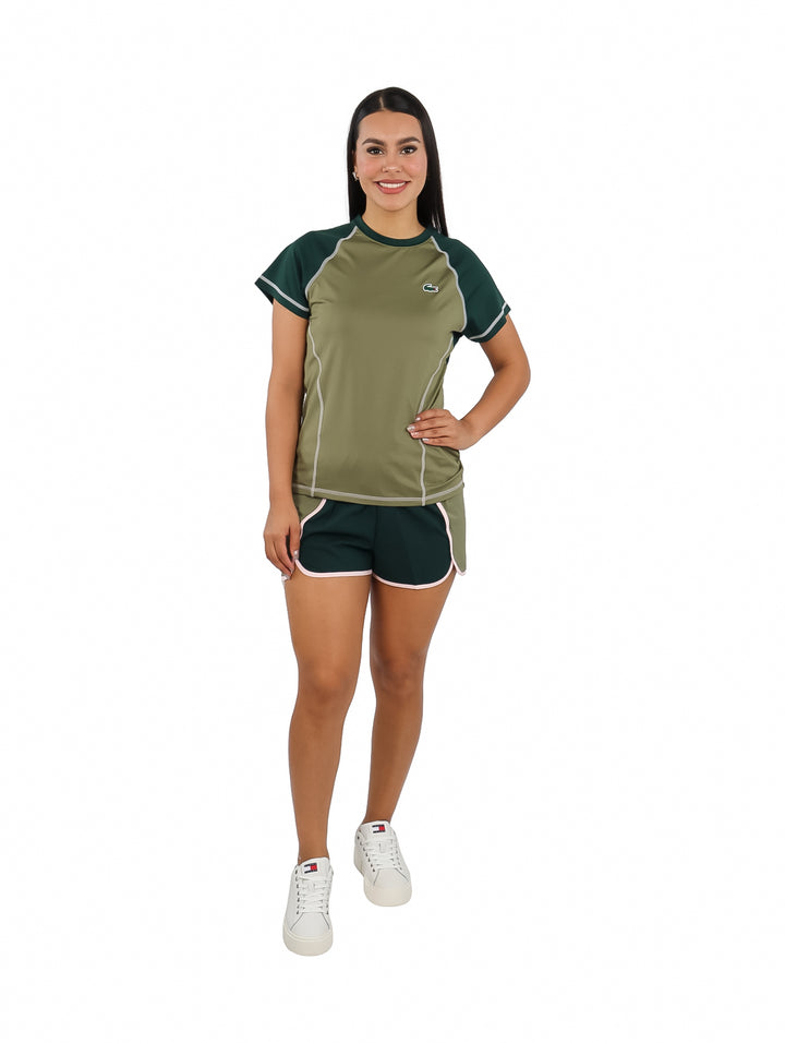 Camiseta deportiva Lacoste para mujer en colores khaki y verde oscuro con ajuste slim fit.