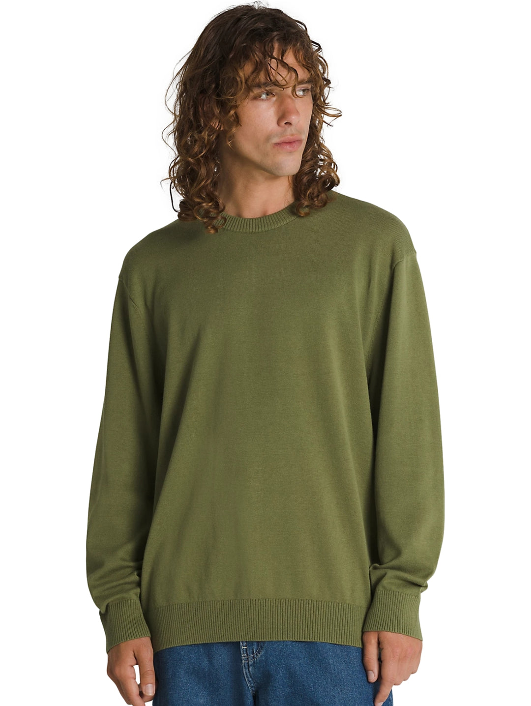 Hombre vistiendo un suéter de tejido color verde loden con cuello redondo y manga larga.