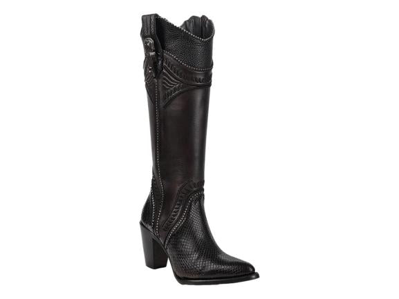 Bota alta de piel de pitón color negro con tacón grueso y detalles ornamentales.