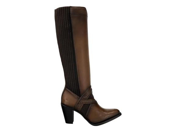 Bota alta de cuero color miel con tacón cuadrado y panel posterior elástico acanalado.