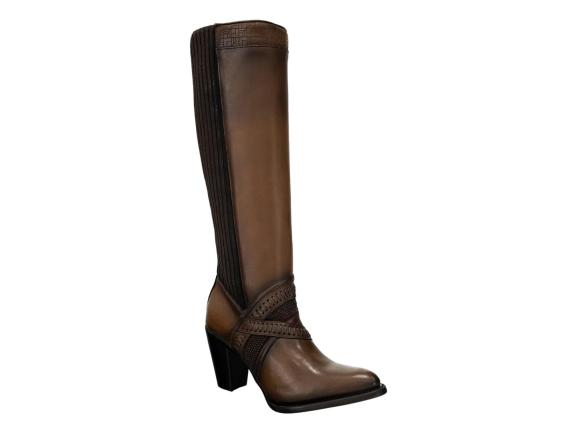 Bota alta de cuero color miel con tacón cuadrado y panel posterior elástico acanalado.