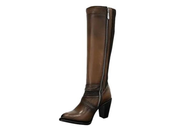Bota alta de cuero color miel con tacón cuadrado y panel posterior elástico acanalado.