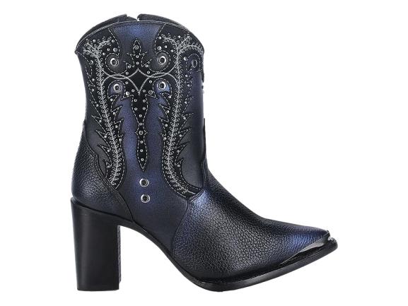 Bota de cuero negro con tacón grueso, punta afilada y detalles bordados con aplicaciones metálicas.