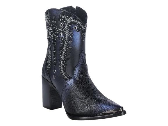 Bota de cuero negro con tacón grueso, punta afilada y detalles bordados con aplicaciones metálicas.