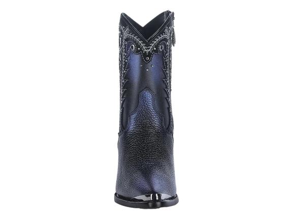 Bota de cuero negro con tacón grueso, punta afilada y detalles bordados con aplicaciones metálicas.