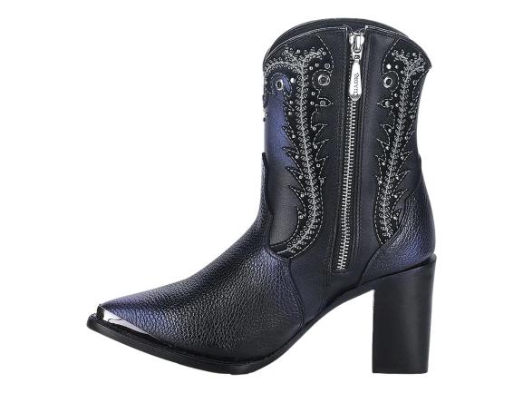 Bota de cuero negro con tacón grueso, punta afilada y detalles bordados con aplicaciones metálicas.