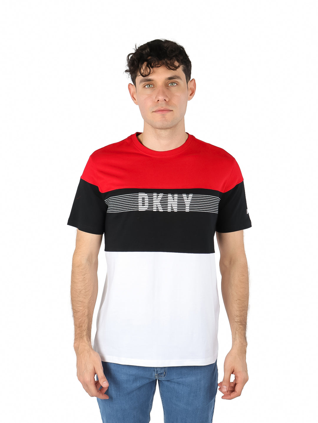 Hombre vistiendo playera DKNY de manga corta con bloques de color rojo, negro y blanco.