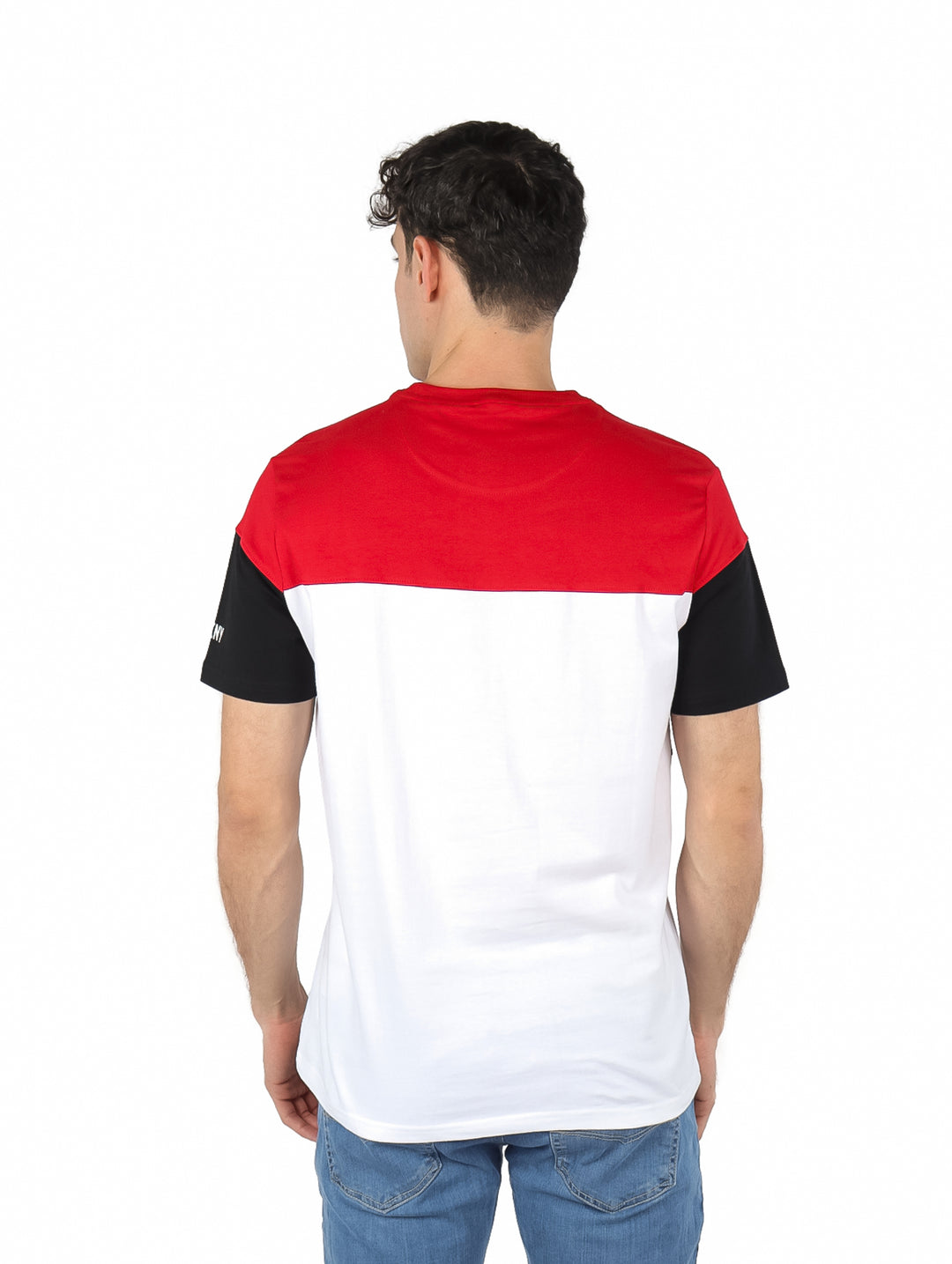 Hombre vistiendo playera DKNY de manga corta con bloques de color rojo, negro y blanco.