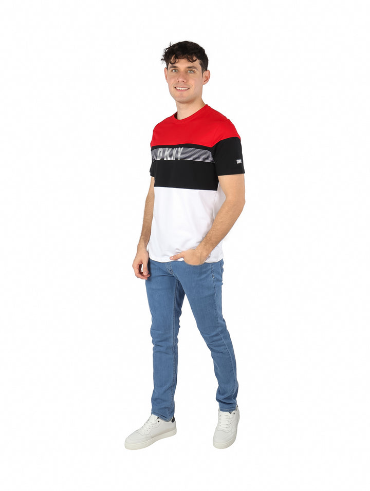 Hombre vistiendo playera DKNY de manga corta con bloques de color rojo, negro y blanco.