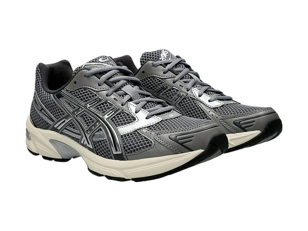 Tenis deportivos ASICS GEL-1130 en color gris y plata con suela blanca.