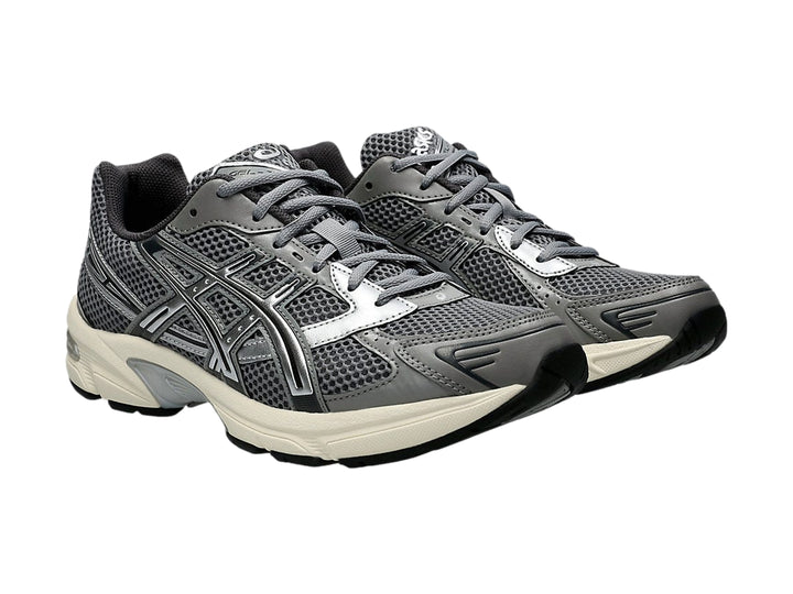 Tenis deportivos ASICS GEL-1130 en color gris y plata con suela blanca.