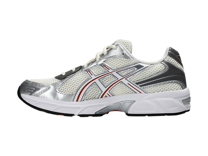 Tenis ASICS GEL-1130 en color crema y blanco con detalles en gris y rojo, vista lateral.