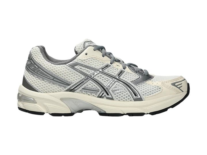 Tenis ASICS GEL-1130 color crema y gris con malla transpirable y suela blanca y negra.