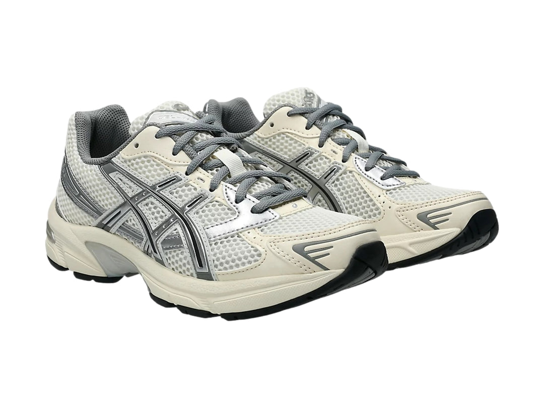 Tenis ASICS GEL-1130 color crema y gris con malla transpirable y suela blanca y negra.