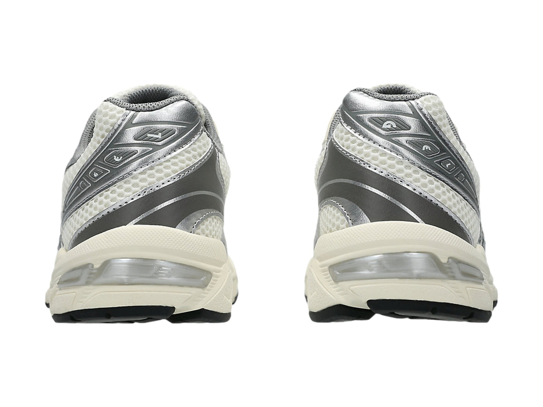 Tenis ASICS GEL-1130 color crema y gris con malla transpirable y suela blanca y negra.
