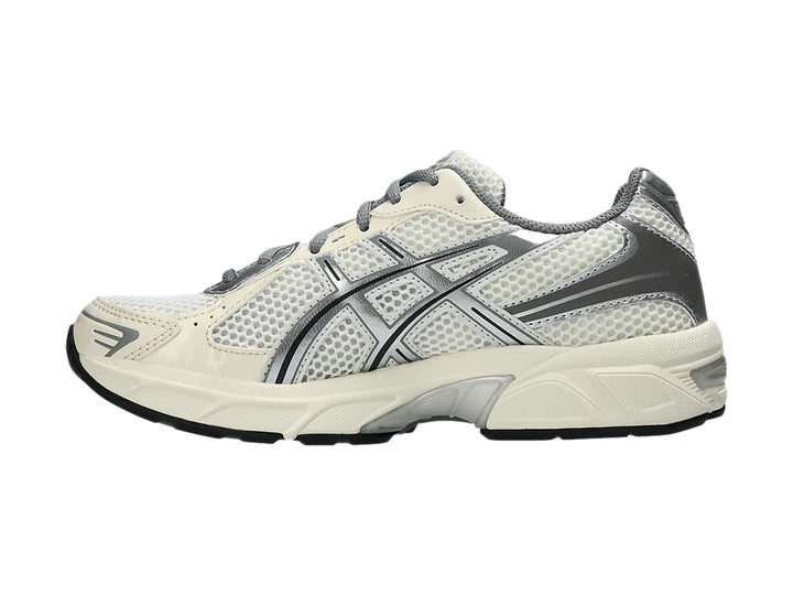 Tenis ASICS GEL-1130 color crema y gris con malla transpirable y suela blanca y negra.