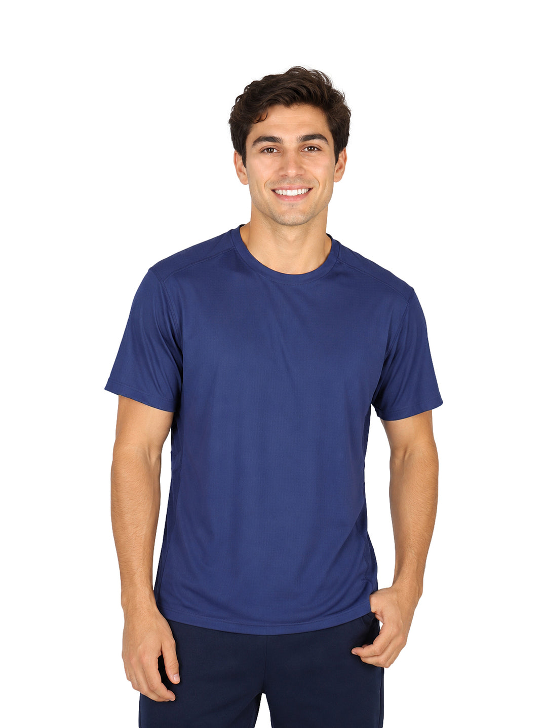 Hombre vistiendo una playera azul marino de manga corta y cuello redondo con tecnolog�a dry fit.