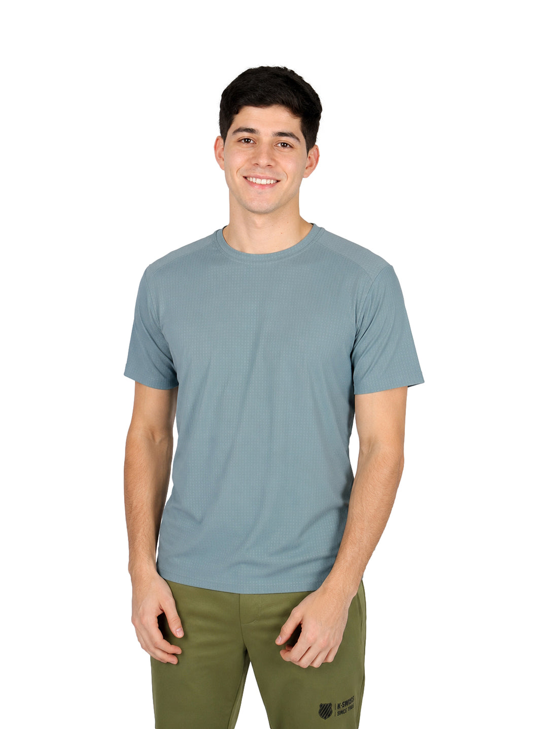 Hombre vistiendo playera de manga corta color verde gris�ceo con cuello redondo y tejido dry fit.