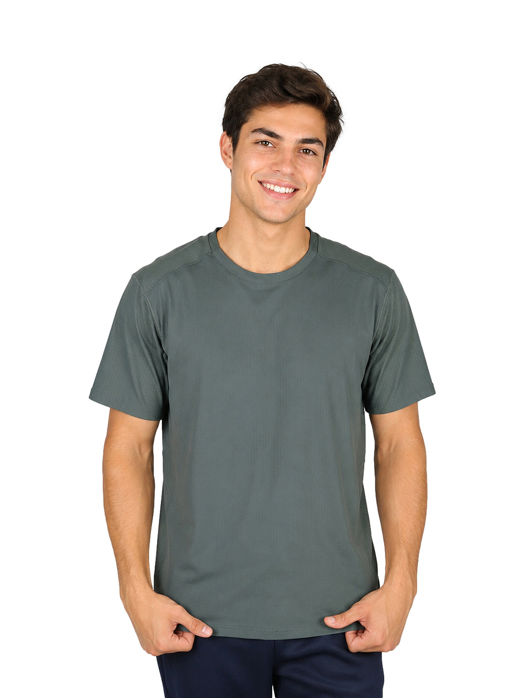 Hombre vistiendo playera gris de manga corta y cuello redondo con tecnolog�a dry fit.