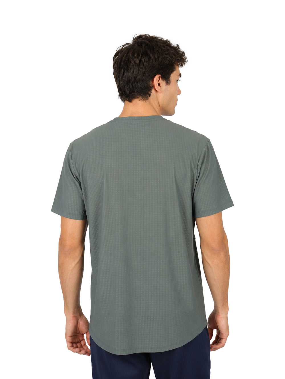 Hombre vistiendo playera gris de manga corta y cuello redondo con tecnolog�a dry fit.