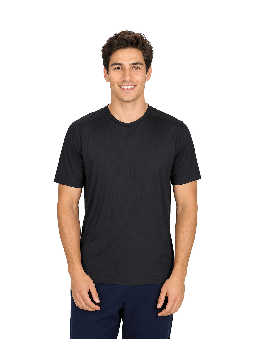 Hombre vistiendo una playera negra de manga corta y cuello redondo con tecnolog�a dry fit.