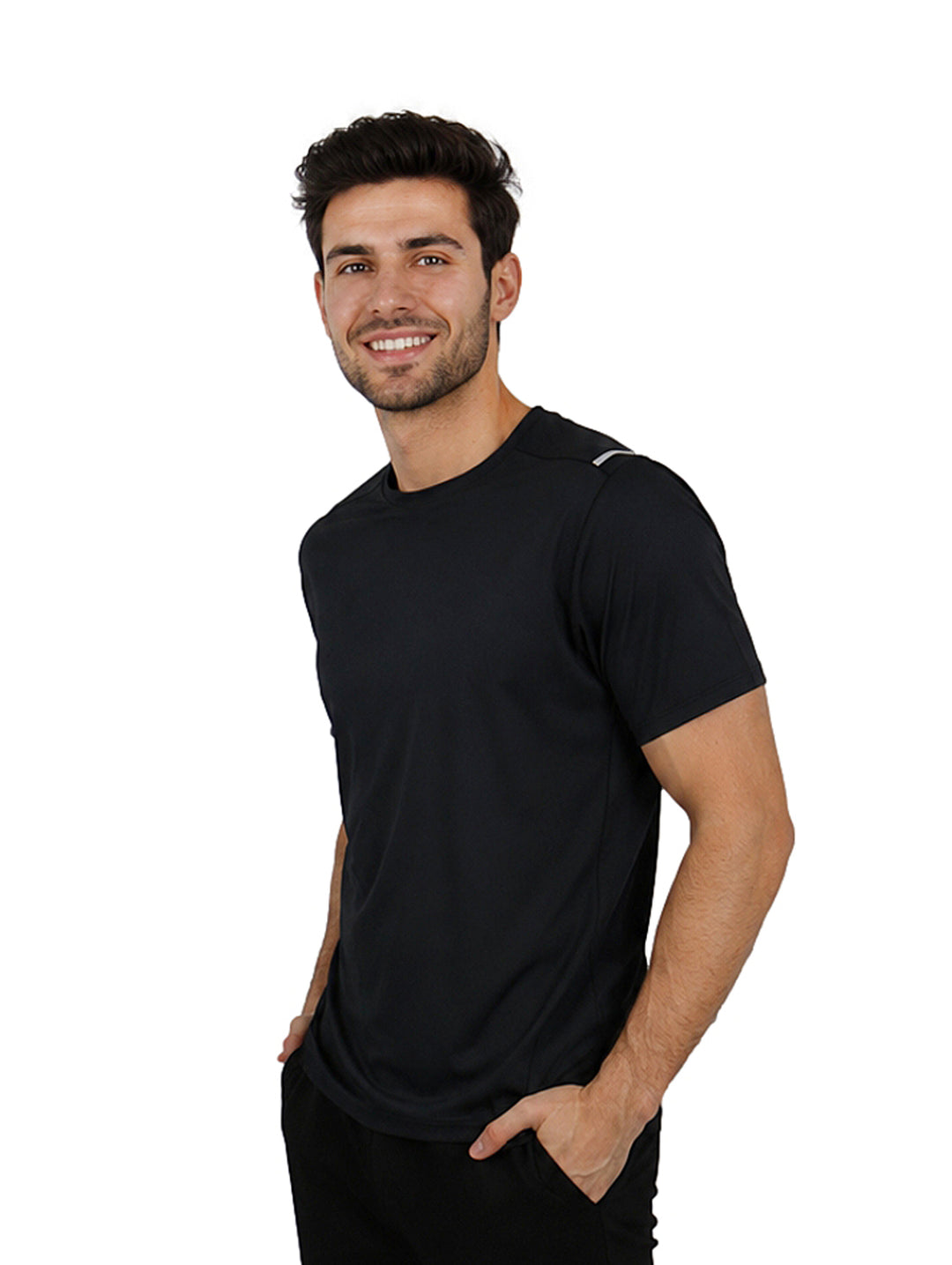 Hombre vistiendo playera negra de manga corta y cuello redondo con tecnolog�a dry fit.