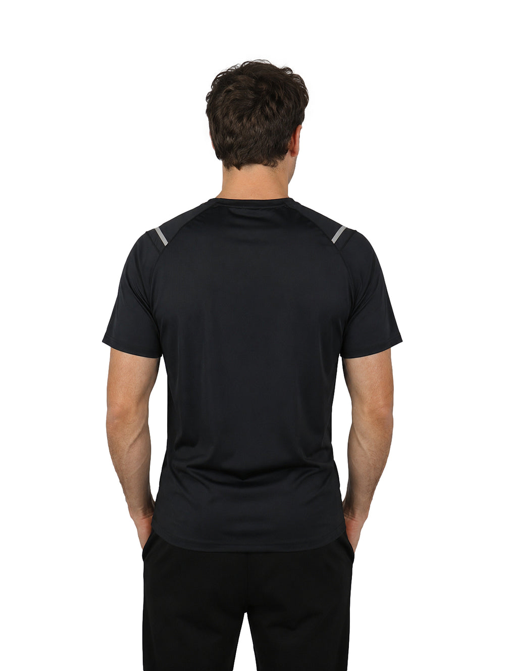 Hombre vistiendo playera negra de manga corta y cuello redondo con tecnolog�a dry fit.