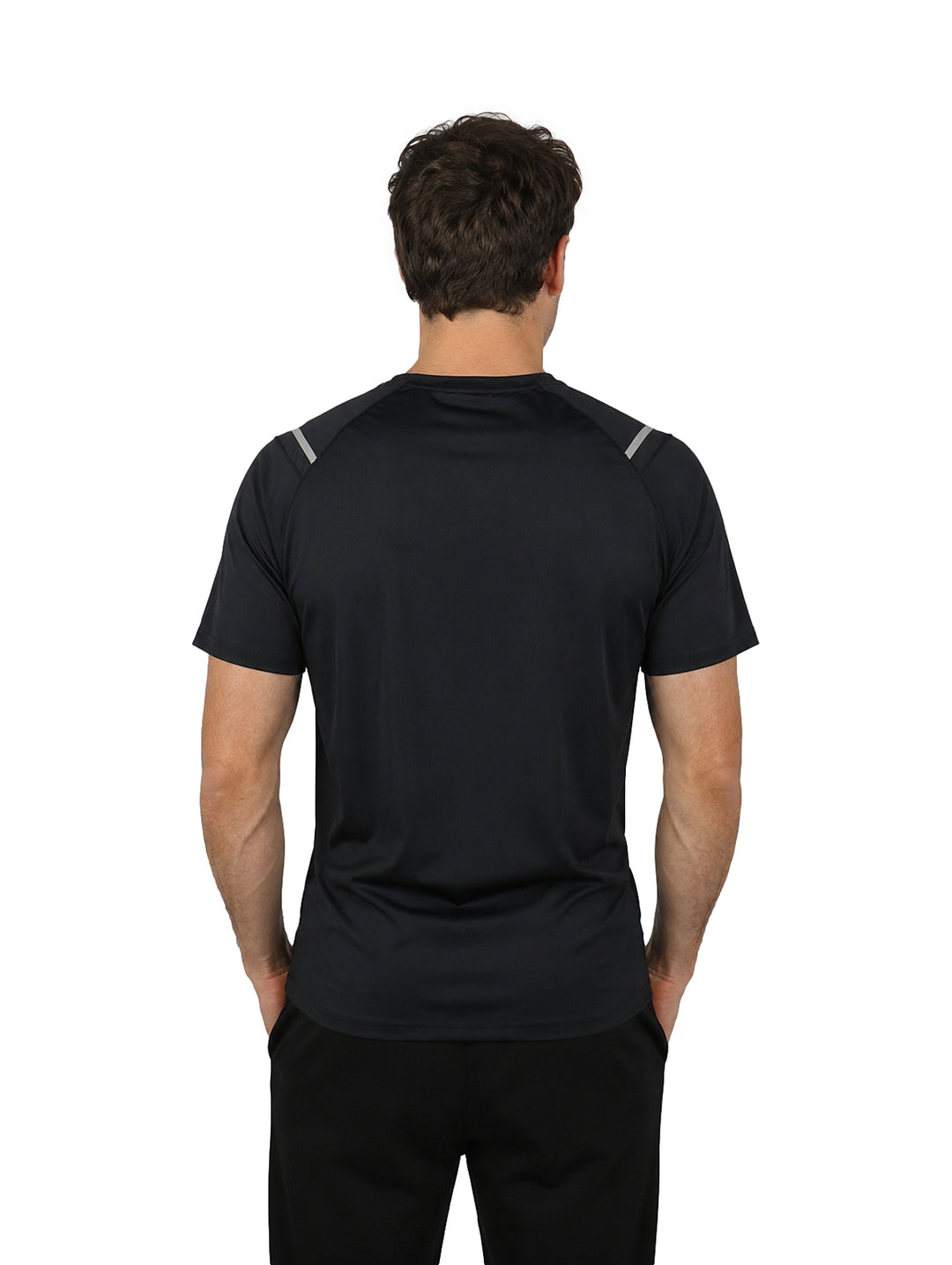 Hombre vistiendo playera negra de manga corta y cuello redondo con tecnolog�a dry fit.