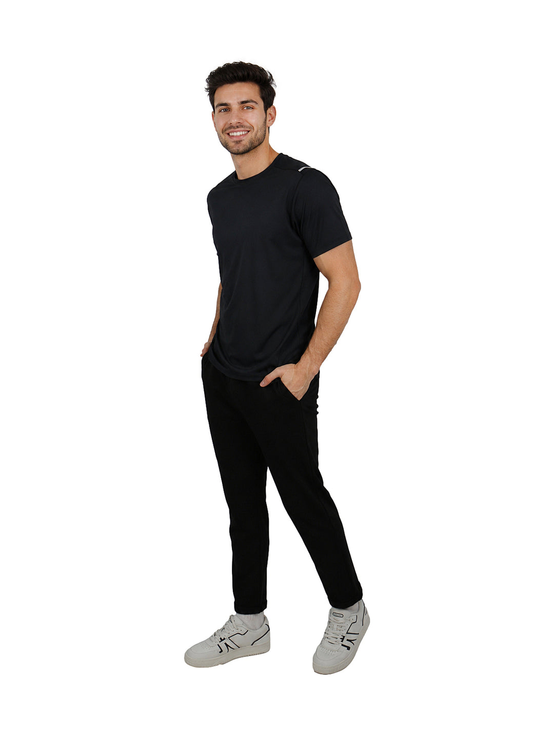 Hombre vistiendo playera negra de manga corta y cuello redondo con tecnolog�a dry fit.