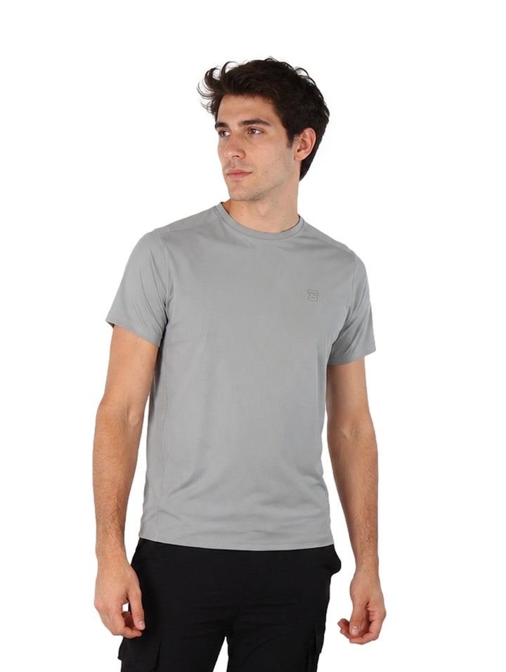 Hombre vistiendo playera gris de manga corta y cuello redondo con tecnolog�a dry fit.