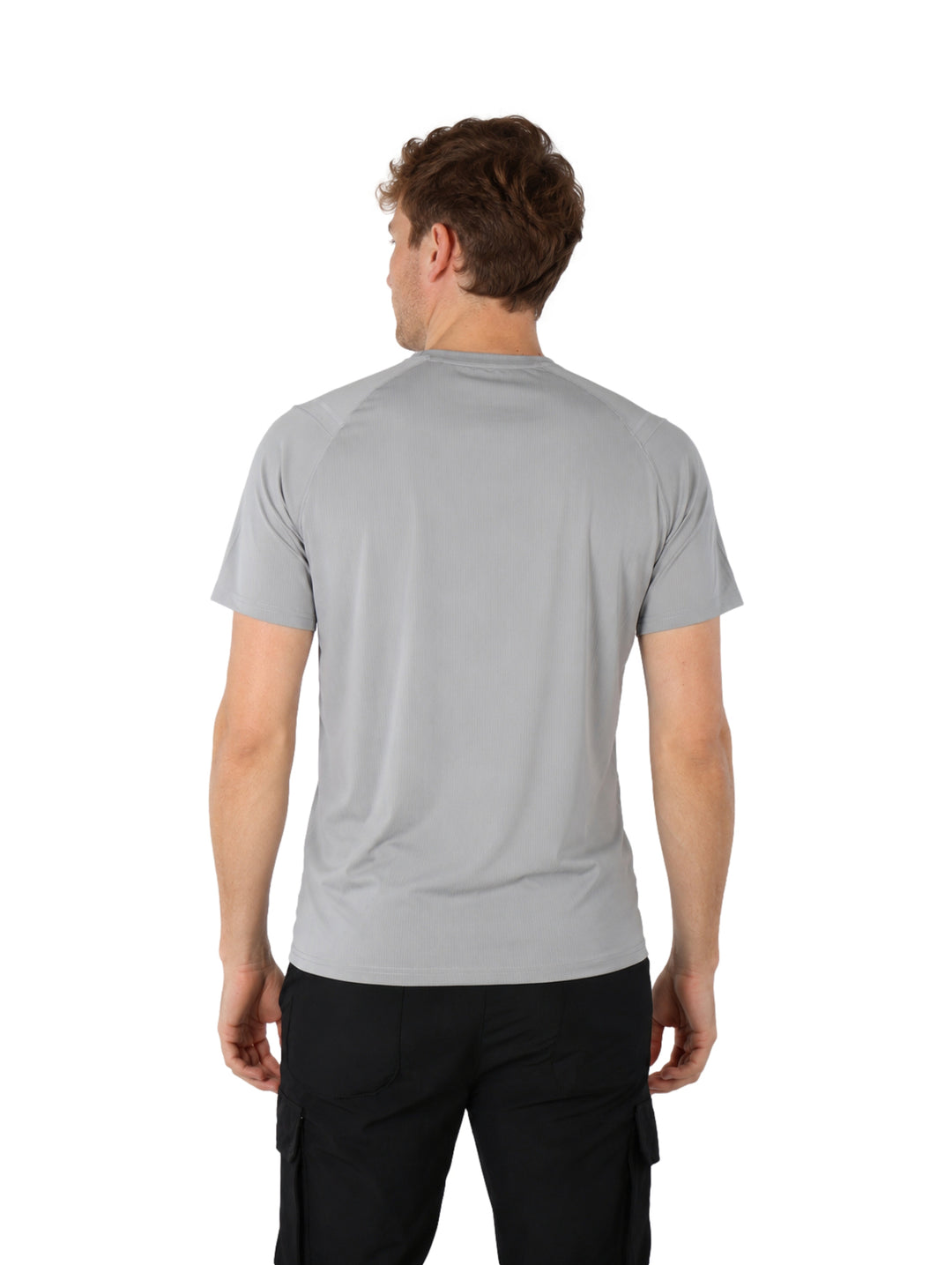 Hombre vistiendo playera gris de manga corta y cuello redondo con tecnolog�a dry fit.