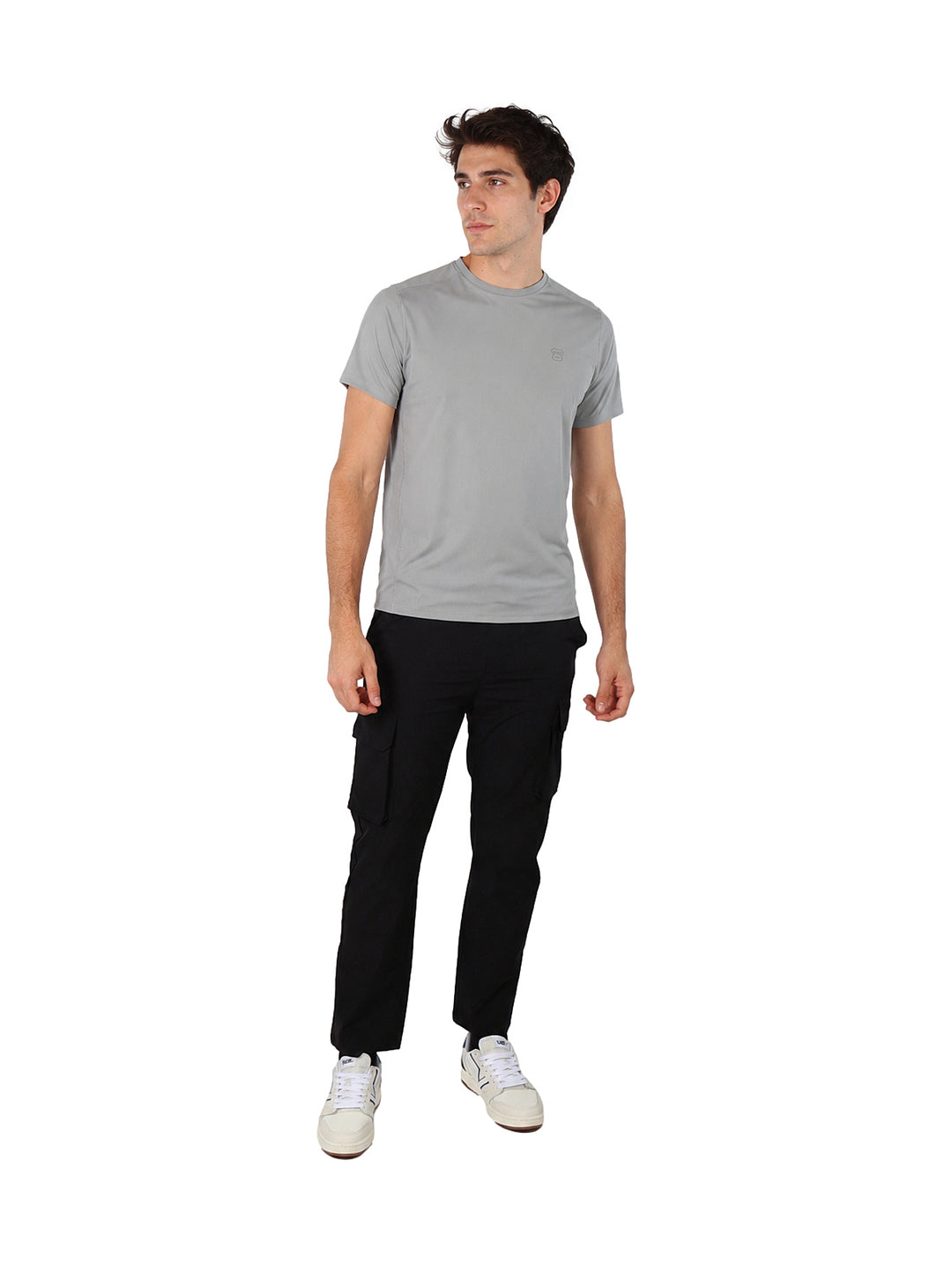 Hombre vistiendo playera gris de manga corta y cuello redondo con tecnolog�a dry fit.