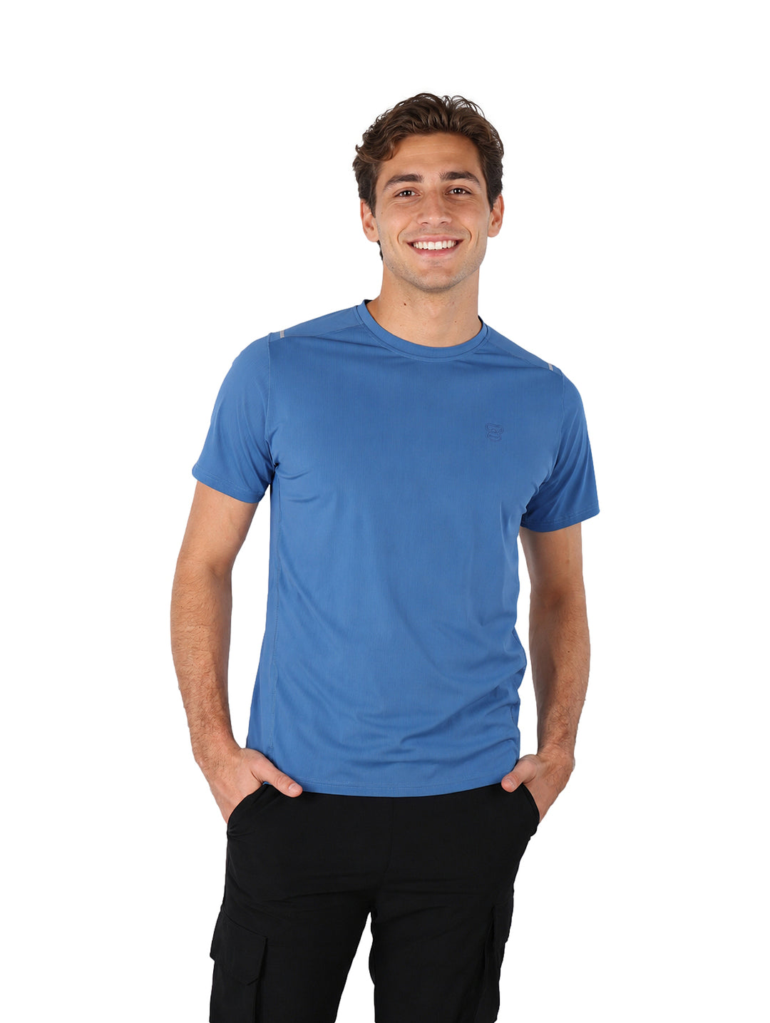 Hombre vistiendo una playera azul de manga corta con cuello redondo y tejido dry fit.
