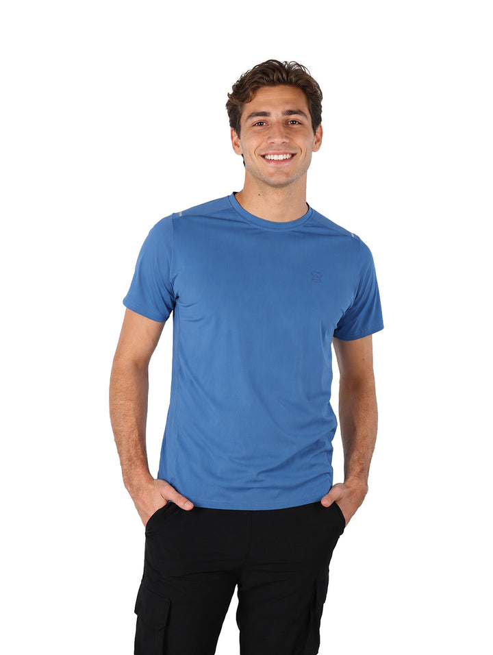 Hombre vistiendo una playera azul de manga corta con cuello redondo y tejido dry fit.