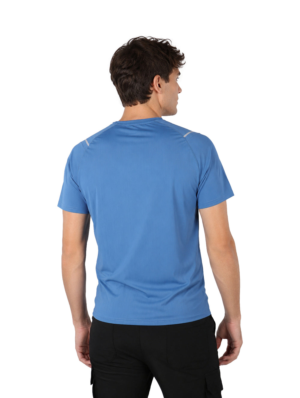 Hombre vistiendo una playera azul de manga corta con cuello redondo y tejido dry fit.