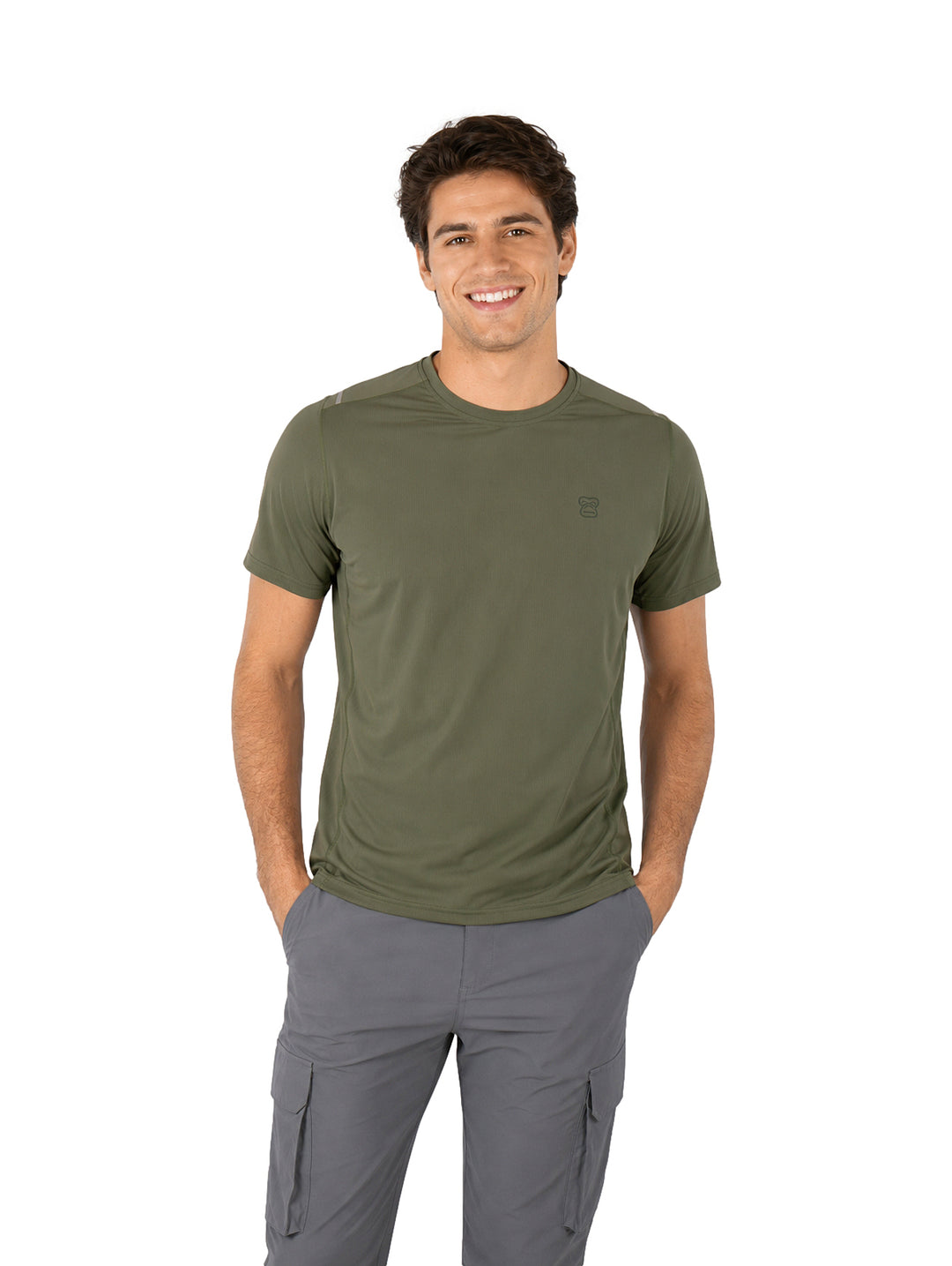 Hombre vistiendo playera de manga corta color verde militar con cuello redondo y tejido dry fit.