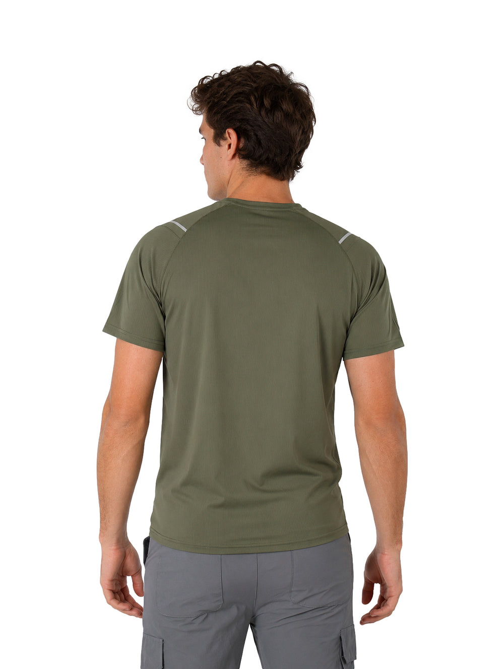 Hombre vistiendo playera de manga corta color verde militar con cuello redondo y tejido dry fit.